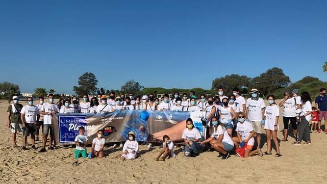Unas 70 personas participan en la limpieza de la playa de La Puntilla.