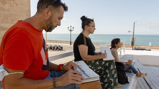 Tres de los integrantes de Urban Sketcher Bahía de Cádiz en el espacio Entrecatedrales.