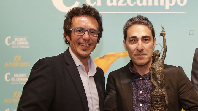 El alcalde de Cádiz y Martínez Ares, junto en un premio concedido hace unos años al segundo.