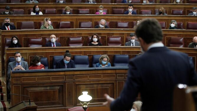 El líder del PP, Pablo Casado, frente al presidente del Gobierno, Pedro Sánchez,  durante una sesión de control en el Congreso de los Diputados.