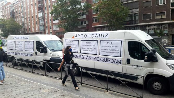 Las dos furgonetas con las que la PATAC acudió a Madrid.