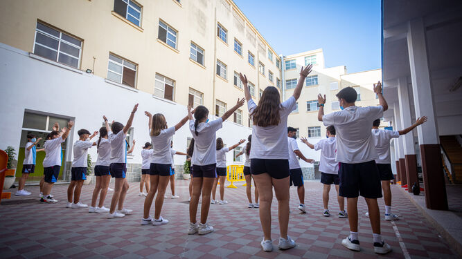 Alumnos y alumnas de 4º de ESO ensayando este miércoles un baile para los actos de inauguración de la efemérides del próximo lunes.