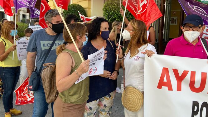 La presidenta local del PP, Ascensión Hita, conversa con las trabajadoras durante las protestas a las puertas del Consistorio.