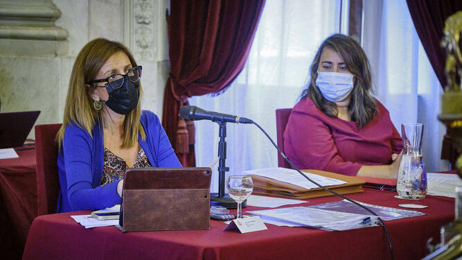Las concejalas socialistas Mara Rodríguez y Natalia Álvarez, en un Pleno del Ayuntamiento de Cádiz.