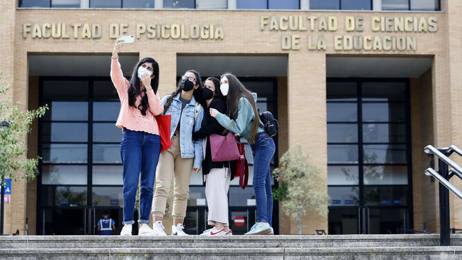 Estudiantes se hacen una foto frente a la Facultad de Psicología.