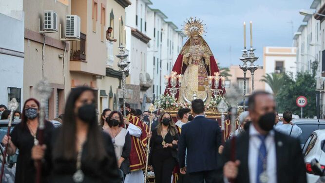 Un momento del recorrido de la Virgen del Dulce Nombre por las calles de su feligresía.
