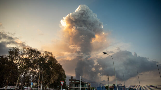 Gran columna de humo volcán saliendo del volcán.