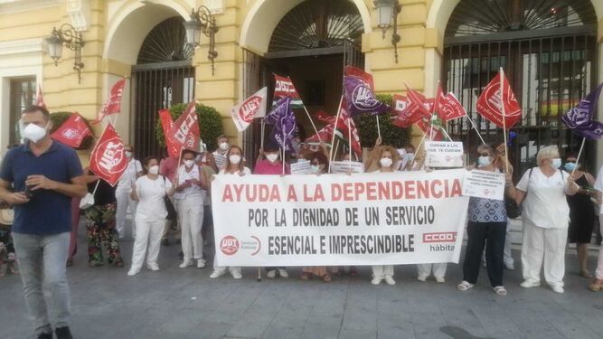 Una de las protestas llevadas a cabo esta semana ante el Ayuntamiento por parte de las trabajadoras.