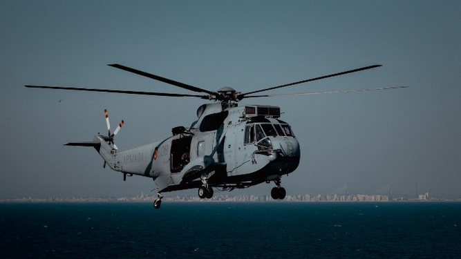 Helicópteros de la Quinta escuadrilla sobrevolando la Bahía de Cádiz.