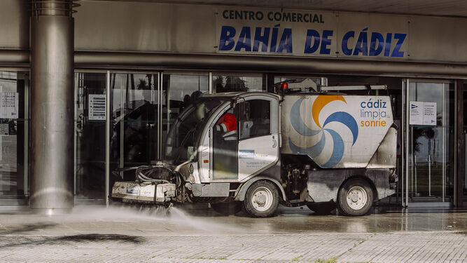 Un vehículo de la limpieza, ante el centro comercial Bahía de Cádiz.