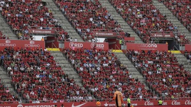 Imagen de la Tribuna de Sol del estadio del Mallorca en el partido contra el Osasuna.