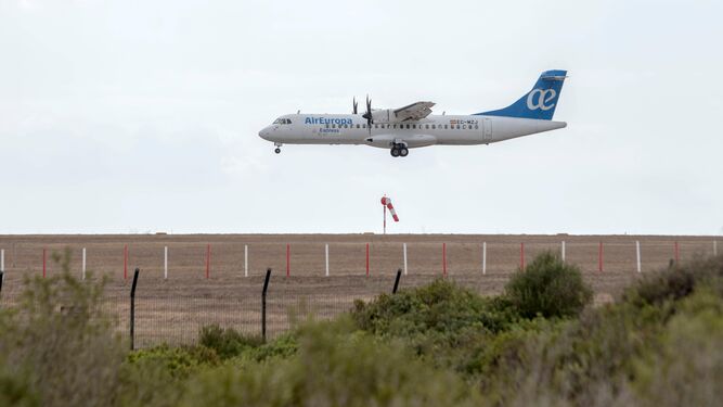 Un avión de Air  Europa, en el aeropuerto de Menorca.