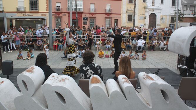 Actuaciones organizadas por Asihtur con motivo del 24 de Septiembre y sus 'Maritatas' en la plaza del Carmen.