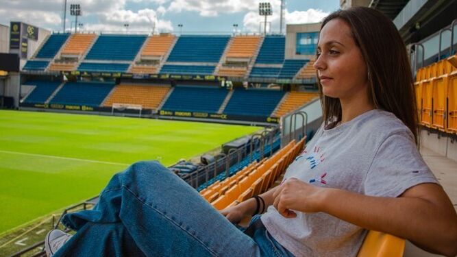 Posado elegante de Laura Tomàs sentada en la Tribuna del estadio.