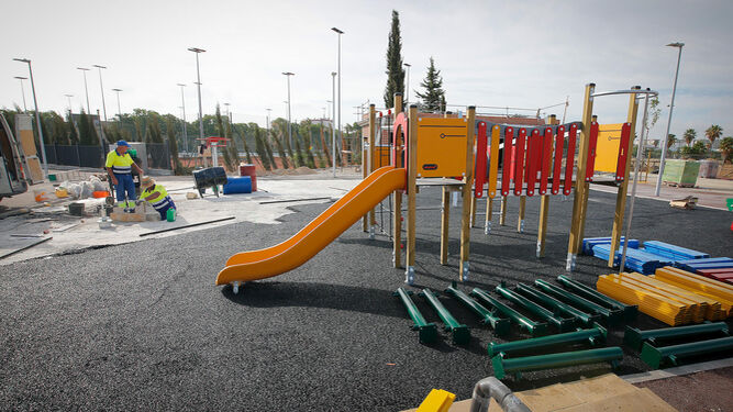 Operarios instalando un parque infantil en la nueva zona deportiva de Chapín.