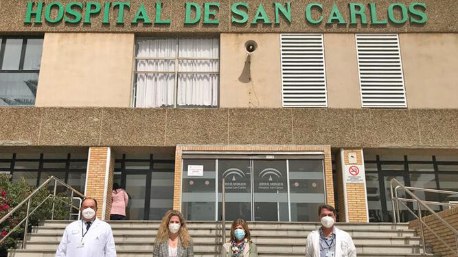 Ana Mestre con responsables del hospital de San Carlos.