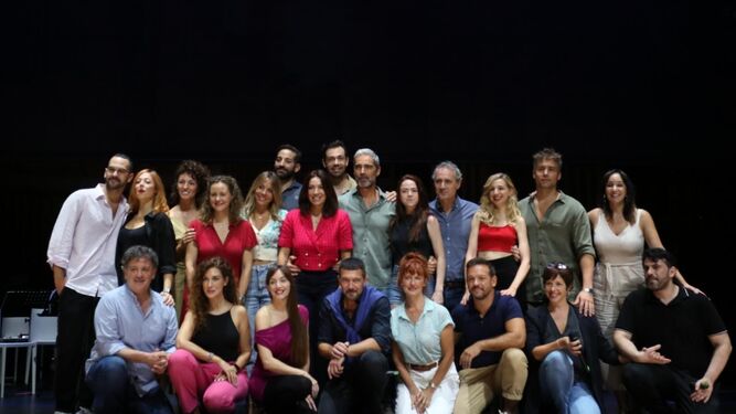 Antonio Banderas, con el equipo artístico de 'Company', este miércoles, en el Teatro del Soho Caixabank.
