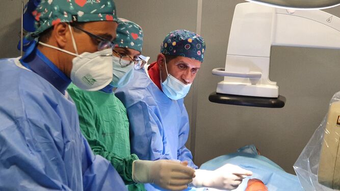 A la derecha de la imagen, el doctor Jesús Oneto, durante la intervención que llevó a cabo en el hospital de San Rafael de Cádiz.