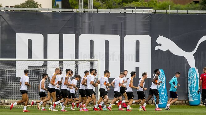 Jugadores del Valencia en el entrenamiento del jueves.
