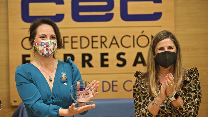 Nela García posa con el premio junto a la presidenta de la Diputación, Irene García.
