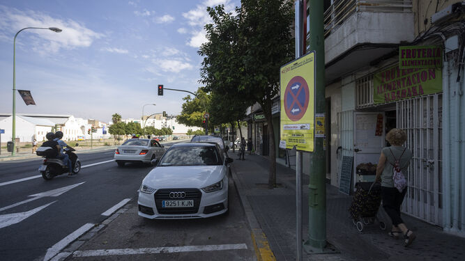 Carteles que prohíben el aparcamiento en la banda de Carretera de Carmona por obras del 4 al 8.