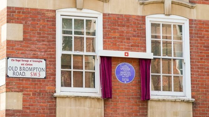 Londres honra a la princesa Diana con una placa azul en su apartamento de soltera.