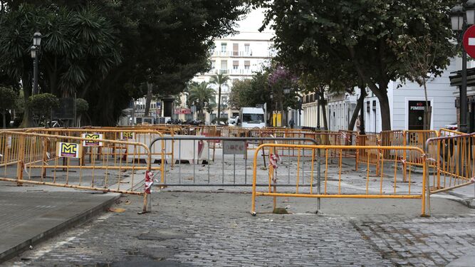 Obras en la primera fase de la plataforma única en la avenida Cuatro de Diciembre.