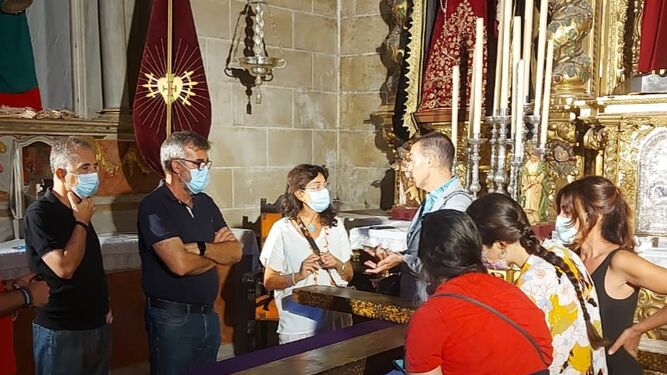 La investigadora, con el concejal y el director del Museo, entre otros, en la Basílica con la cruz.