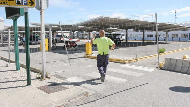 Continúan los trabajos para vallar la zona donde se construirá el aparcamiento subterráneo promovido por la Autoridad Portuaria.