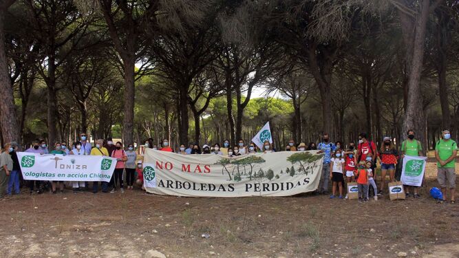 La actividad 'SOS Pinar del Edén', organizada por Toniza-Ecologistas en Acción Chiclana.