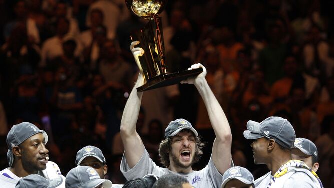 Pau Gasol levanta el título de campeones de la NBA 2009.