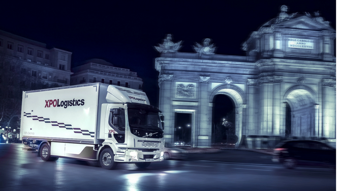 Camión 100 % eléctrico de XPO Logistics pasando por la Puerta de Alcalá.