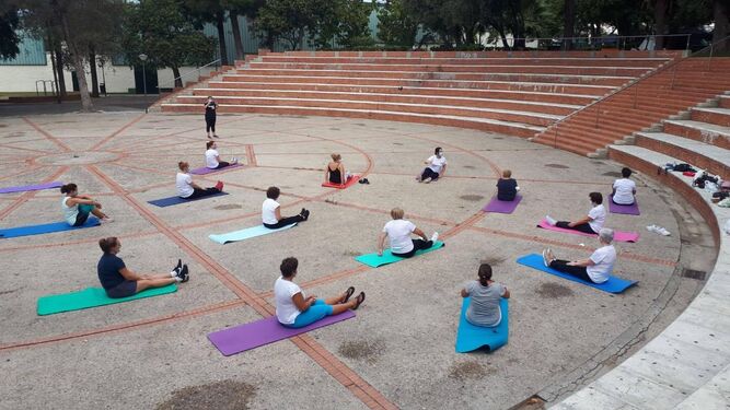 Una sesión de yoga en el parque Almirante Laulhé.