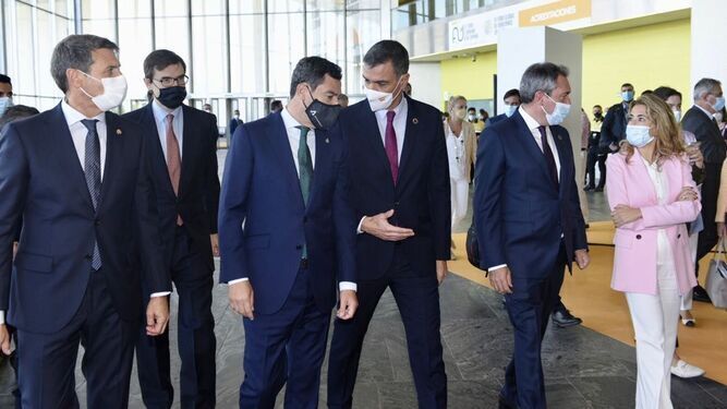 El presidente Pedro Sánchez conversa con el presidente andaluz, Juan Manuel Moreno, acompañados por el alcalde de Sevilla, el delegado del Gobierno en Andalucía y la ministra de Fomento