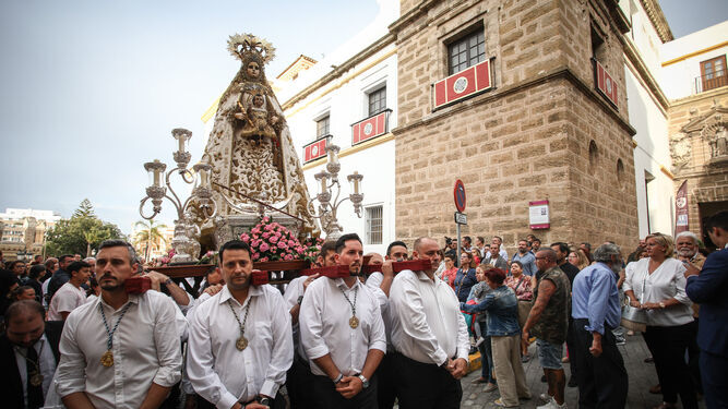 La Patrona de Cádiz, en parihuela durante un traslado del año 2019.