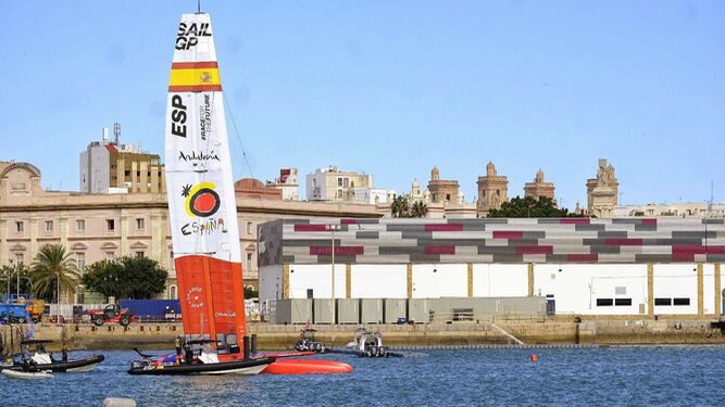 El equipo español de la Sail GP saliendo del puerto de Cádiz.