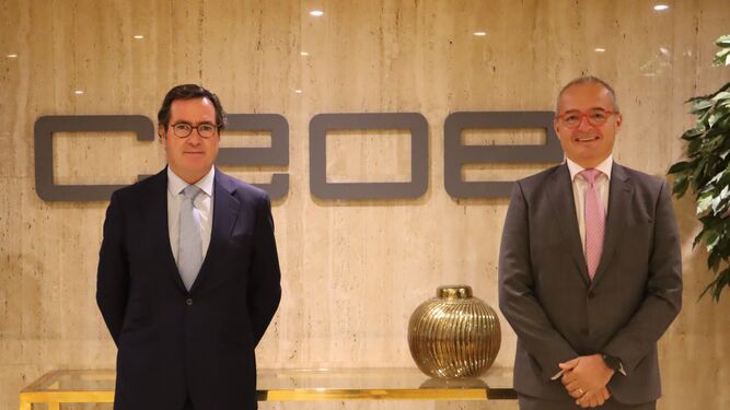 Albert Triola, director general de Oracle España, y Antonio Garamendi, presidente de CEOE, en la firma del acuerdo hoy en la sede de la Confederación .