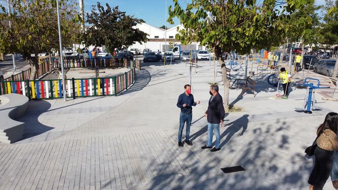 El alcalde ha visitado este jueves la plaza remodelada de la Avenida de Trebujena junto al primer teniente de alcalde.