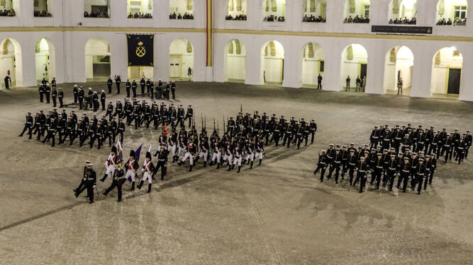 Ceremonia de arriado de la bandera en el Cuartel de Batallones del TEAR.