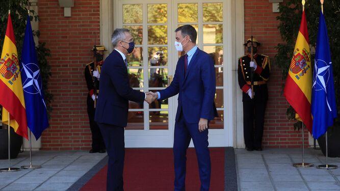 El secretario general de la OTAN, Jens Stoltenberg, y el presidente del Gobierno, Pedro Sánchez , este viernes en Moncloa.