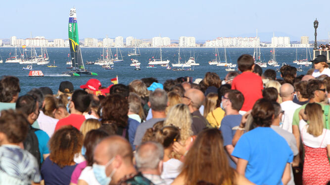 El barco australiano pasa delante del numeroso público que siguió ayer la prueba.