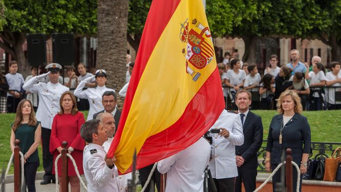 Izado de la bandera de España en un acto institucional celebrado en San Fernando en 2017.