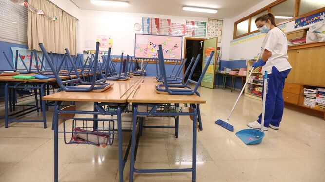 Una imagen de las tareas de limpieza en un colegio.