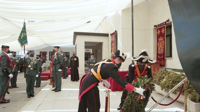Un momento del acto de homenaje a los caídos celebrado ayer en la Comandancia de la Guardia Civil de Cádiz.