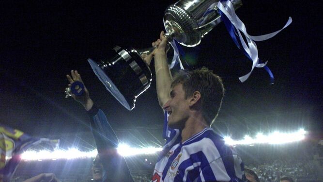 Emoción y orgullo de Arteaga alzando al cielo la Copa que conquistó con el Espanyol en el año 2000.