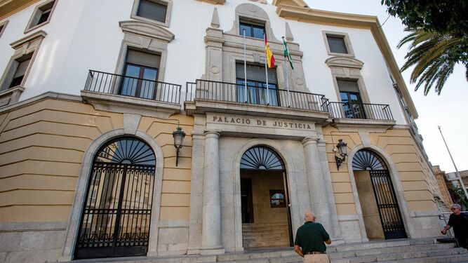 Acceso al Palacio de Justicia en Cádiz.