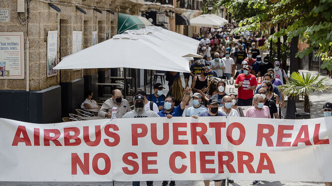 Una de las manifestaciones contra el cierre de Airbus Puerto Real