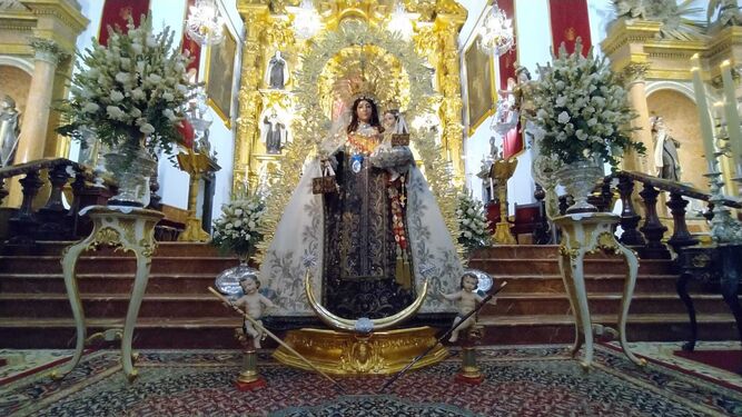 La Virgen del Carmen de San Fernando, en el altar mayor, durante los cultos del 12 de octubre.