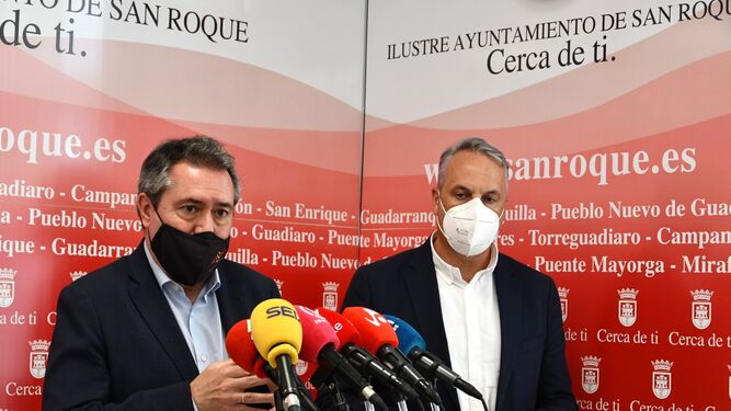Juan Espadas y Juan Carlos Ruiz Boix, en una visita reciente del alcalde de Sevilla al Ayuntamiento de San Roque.