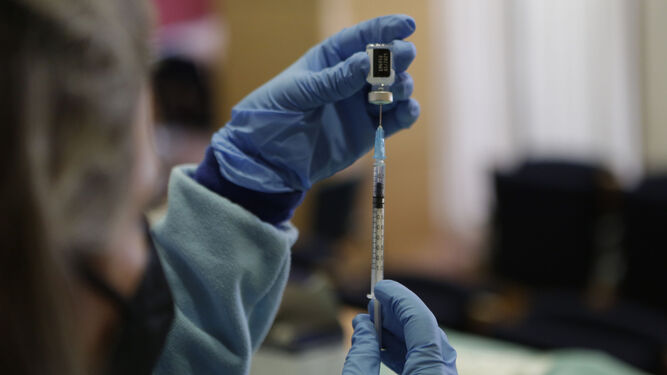 Una enfermera carga una dosis en un centro de vacunación de Sevilla.